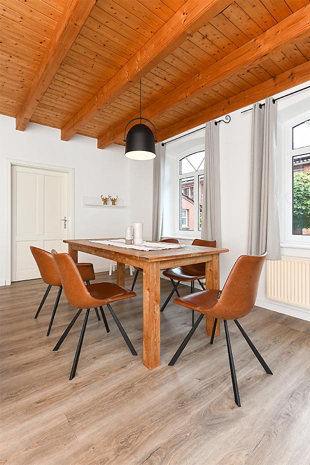 Ferienwohnung Deichwohnung - Wohnzimmer mit integriertem Küchenbereich