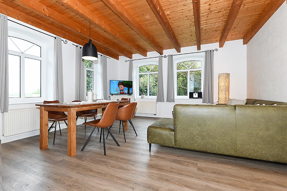 Ferienwohnung Deichwohnung - Wohnzimmer mit integriertem Küchenbereich