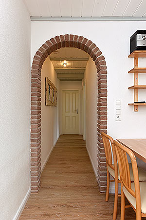 Ferienwohnung „Früchtboen“ - Wohnzimmer mit integriertem Küchenbereich