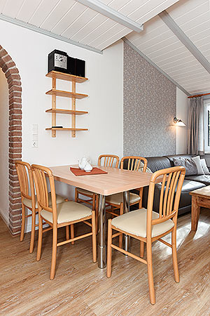 Ferienwohnung „Früchtboen“ - Wohnzimmer mit integriertem Küchenbereich