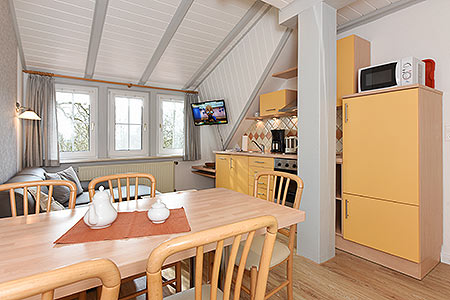 Ferienwohnung „Früchtboen“ - Wohnzimmer mit integriertem Küchenbereich