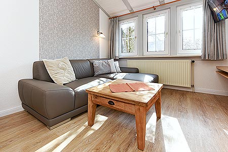 Ferienwohnung „Früchtboen“ - Wohnzimmer mit integriertem Küchenbereich