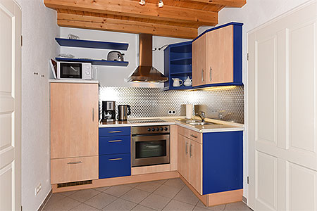 Ferienwohnung Galeriewohnung - Wohnzimmer mit separatem Küchenteil bei offener Raumgestaltung