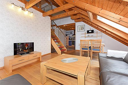 Ferienwohnung Galeriewohnung - Wohnzimmer mit separatem Küchenteil bei offener Raumgestaltung