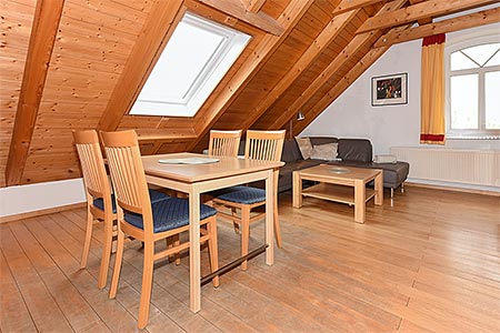 Ferienwohnung Galeriewohnung - Wohnzimmer mit separatem Küchenteil bei offener Raumgestaltung