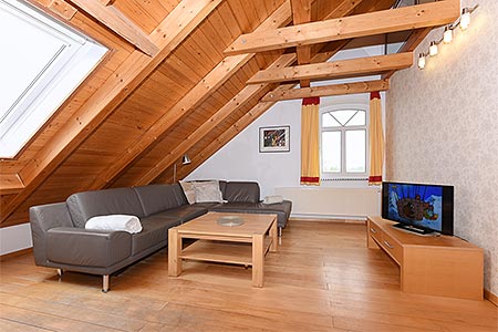 Ferienwohnung Galeriewohnung - Wohnzimmer mit separatem Küchenteil bei offener Raumgestaltung