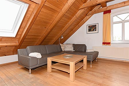 Ferienwohnung Galeriewohnung - Wohnzimmer mit separatem Küchenteil bei offener Raumgestaltung