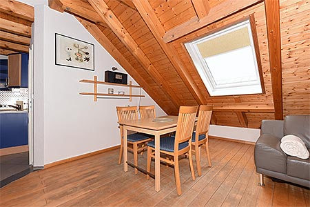 Ferienwohnung Galeriewohnung - Wohnzimmer mit separatem Küchenteil bei offener Raumgestaltung