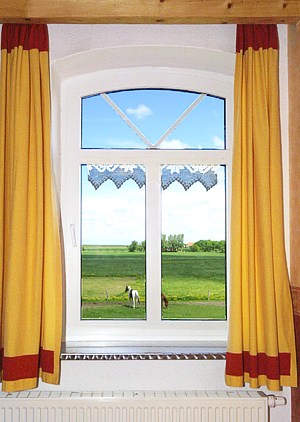 Ferienwohnung Galeriewohnung - Wohnzimmer mit separatem Küchenteil bei offener Raumgestaltung