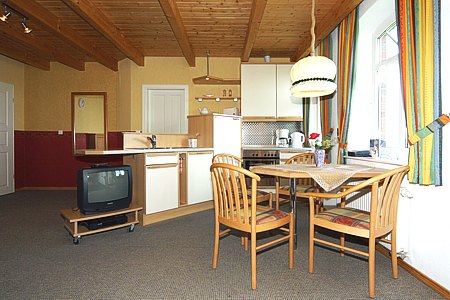 Ferienwohnung Lindenwohnung - Wohnzimmer mit integriertem Küchenbereich