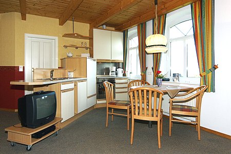 Ferienwohnung Lindenwohnung - Wohnzimmer mit integriertem Küchenbereich