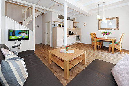 Ferienwohnung Milchkammer 1 - Wohnzimmer mit integriertem Küchenbereich