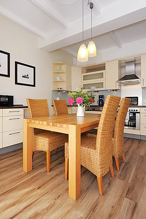 Ferienwohnung Milchkammer 2 - Wohnzimmer mit integriertem Küchenbereich