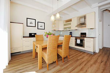 Ferienwohnung Milchkammer 2 - Wohnzimmer mit integriertem Küchenbereich