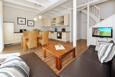 Ferienwohnung Milchkammer 2 - Wohnzimmer mit integriertem Küchenbereich