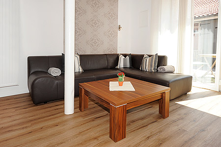 Ferienwohnung Milchkammer 2 - Wohnzimmer mit integriertem Küchenbereich