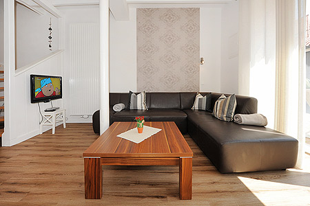 Ferienwohnung Milchkammer 2 - Wohnzimmer mit integriertem Küchenbereich