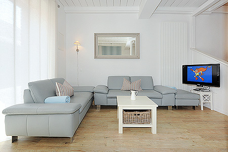 Ferienwohnung Milchkammer 3 - Wohnzimmer mit integriertem Küchenbereich