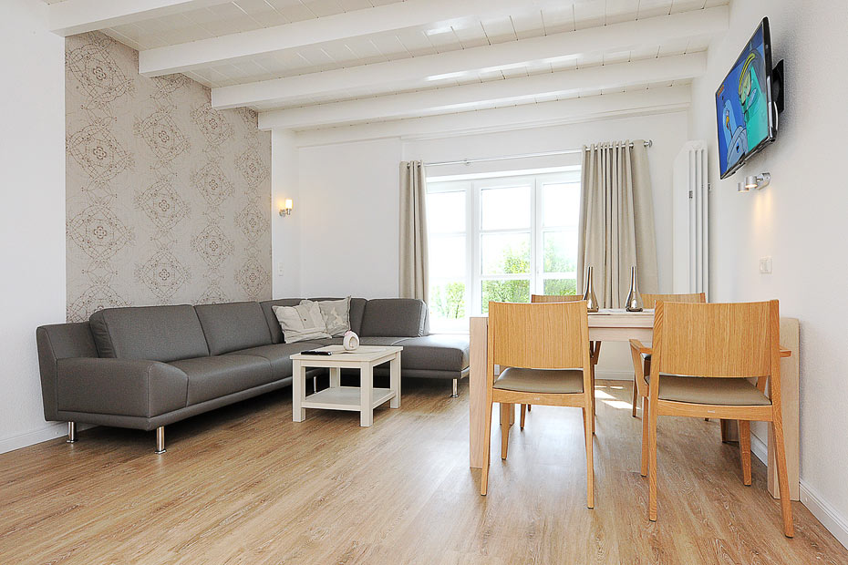 Ferienwohnung Milchkammer 6 - Wohnzimmer mit integriertem Küchenbereich