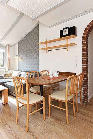 Ferienwohnung „Ünnert Oeken“ - Wohnzimmer mit integriertem Küchenbereich