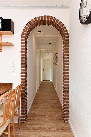 Ferienwohnung „Ünnert Oeken“ - Wohnzimmer mit integriertem Küchenbereich