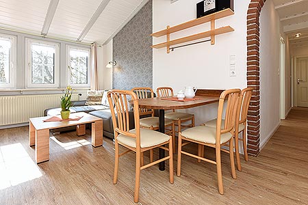 Ferienwohnung „Ünnert Oeken“ - Wohnzimmer mit integriertem Küchenbereich