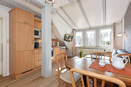 Ferienwohnung „Ünnert Oeken“ - Wohnzimmer mit integriertem Küchenbereich