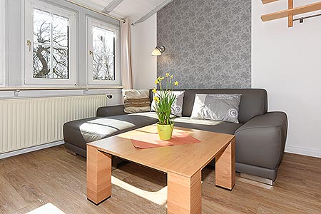 Ferienwohnung „Ünnert Oeken“ - Wohnzimmer mit integriertem Küchenbereich