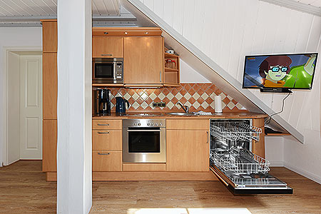 Ferienwohnung „Ünnert Oeken“ - Wohnzimmer mit integriertem Küchenbereich