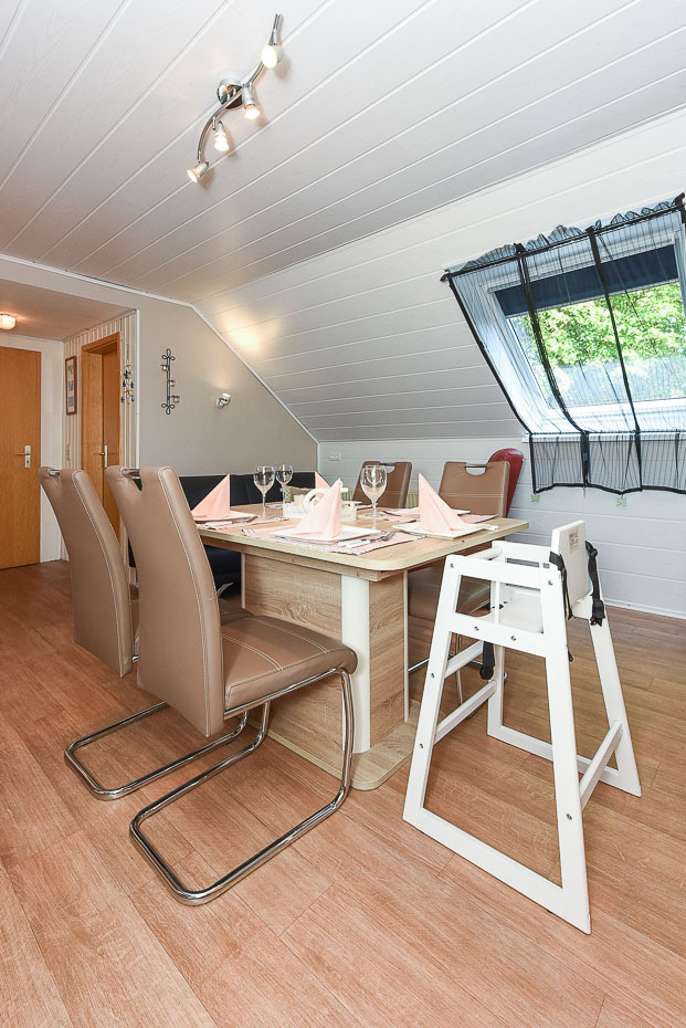 Ferienwohnung „Ost“ - Wohnzimmer mit integriertem Küchenbereich