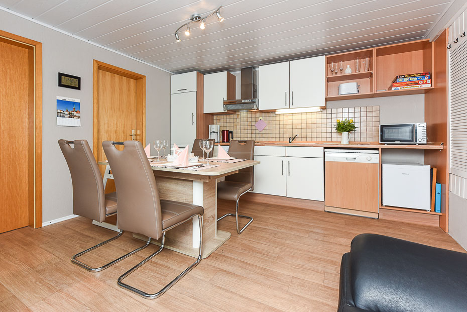 Ferienwohnung „Ost“ - Wohnzimmer mit integriertem Küchenbereich