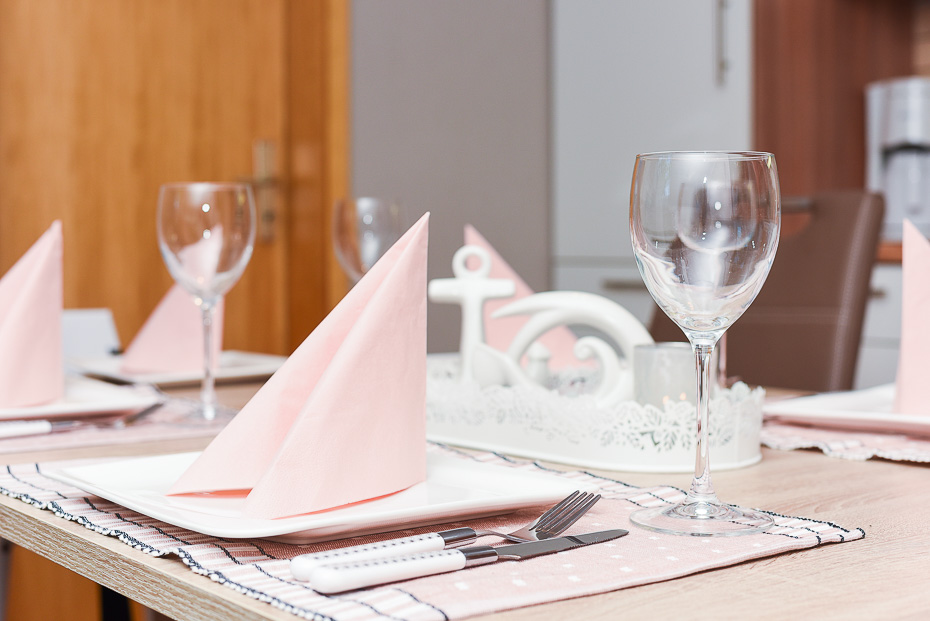 Ferienwohnung „Ost“ - Wohnzimmer mit integriertem Küchenbereich