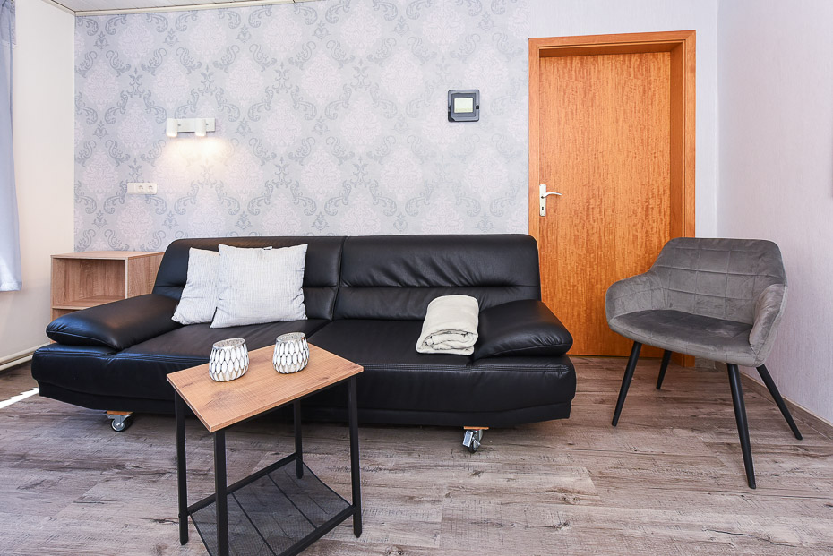 Ferienwohnung „Süd“ - Wohnzimmer mit integriertem Küchenbereich