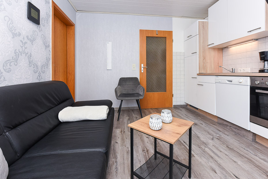 Ferienwohnung „Süd“ - Wohnzimmer mit integriertem Küchenbereich