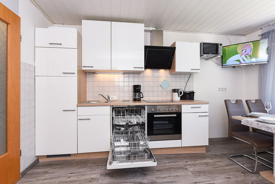 Ferienwohnung „Süd“ - Wohnzimmer mit integriertem Küchenbereich