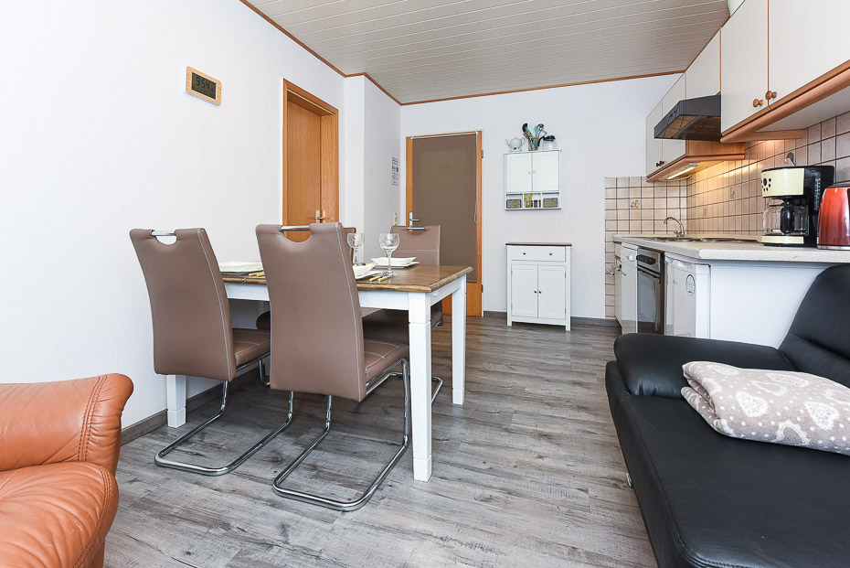 Ferienwohnung „West“ - Wohnzimmer mit integriertem Küchenbereich