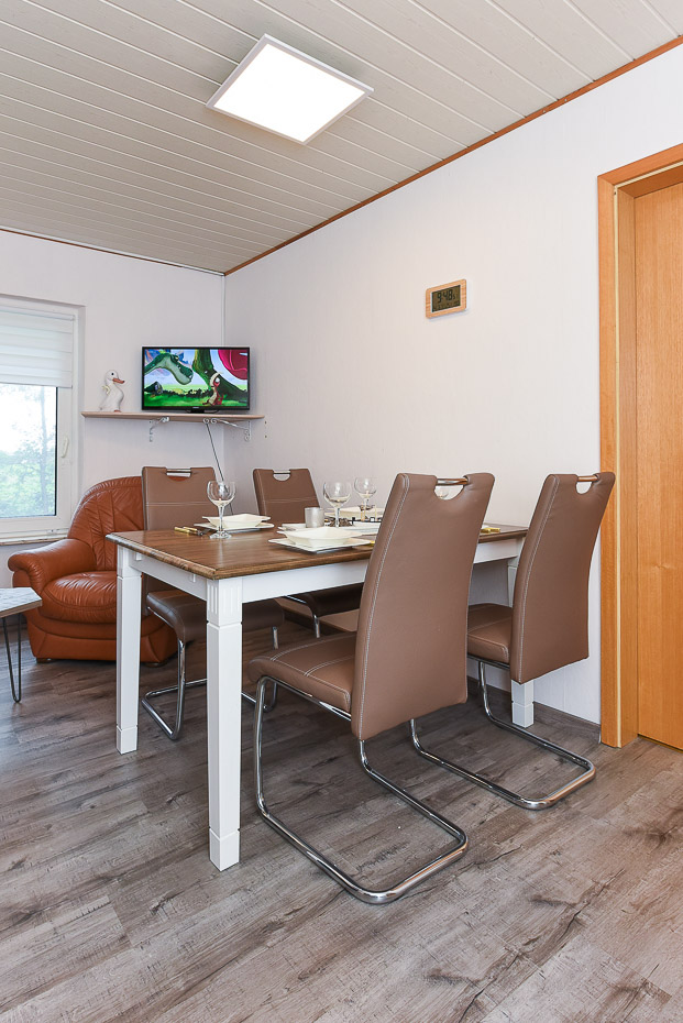 Ferienwohnung „West“ - Wohnzimmer mit integriertem Küchenbereich