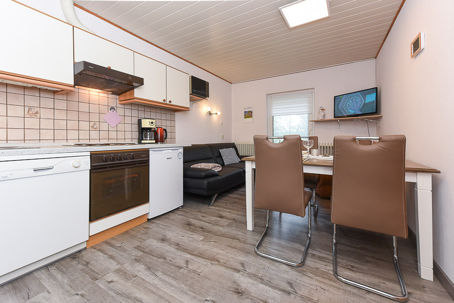 Ferienwohnung „West“ - Wohnzimmer mit integriertem Küchenbereich