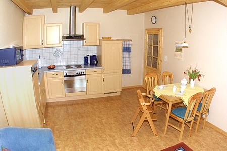 Ferienwohnung „Weizen“ - Wohnraum mit integrierter Küche