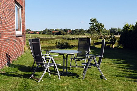Ferienwohnung - Sitzgruppe im Garten