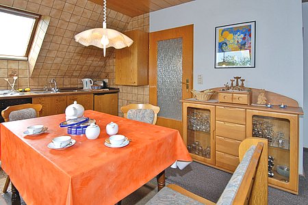 Ferienwohnung - Wohnzimmer mit integriertem Küchenbereich