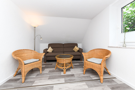 Ferienwohnung „Hof Tjarks“ - Wohnzimmer mit integriertem Küchenbereich