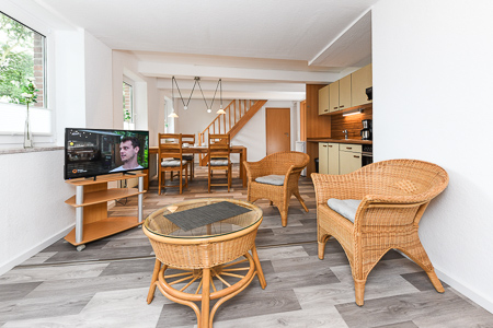 Ferienwohnung „Hof Tjarks“ - Wohnzimmer mit integriertem Küchenbereich