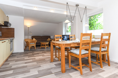 Ferienwohnung „Hof Tjarks“ - Wohnzimmer mit integriertem Küchenbereich