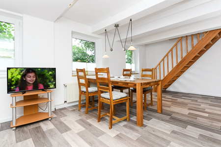 Ferienwohnung „Hof Tjarks“ - Wohnzimmer mit integriertem Küchenbereich