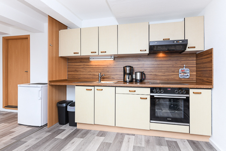 Ferienwohnung „Hof Tjarks“ - Wohnzimmer mit integriertem Küchenbereich