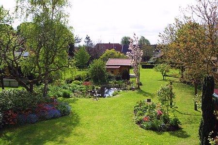 Ferienwohnung Efferz - Blick vom Balkon in den großen Garten