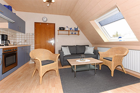 Ferienwohnung „Haus Fooken“ - Wohnzimmer mit integriertem Küchenbereich