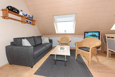 Ferienwohnung „Haus Fooken“ - Wohnzimmer mit integriertem Küchenbereich