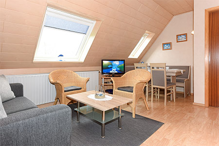 Ferienwohnung „Haus Fooken“ - Wohnzimmer mit integriertem Küchenbereich